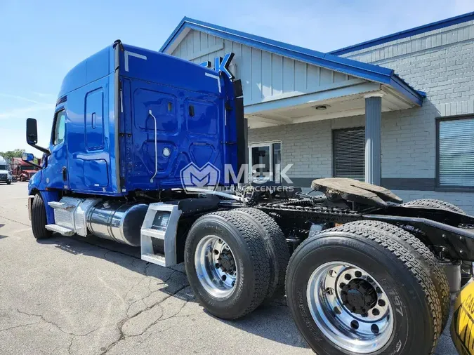 2020 FREIGHTLINER Cascadia 126