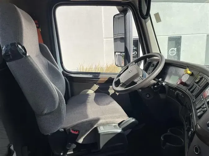 2018 VOLVO VNL300