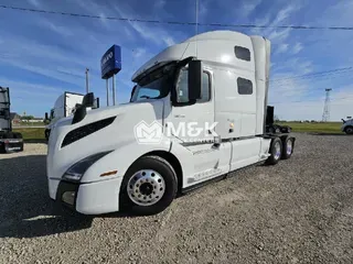 2022 VOLVO VNL64T760