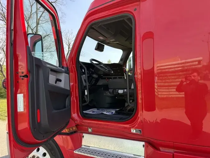 2022 Freightliner CASCADIA 126