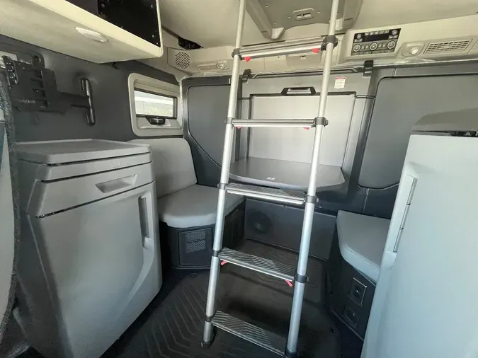 2026 VOLVO VNL64T860