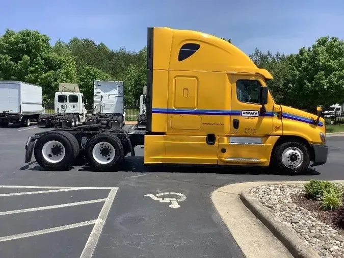 2018 Freightliner X12564ST