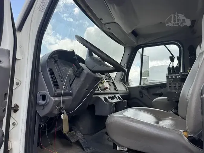 2005 FREIGHTLINER BUSINESS CLASS M2 106