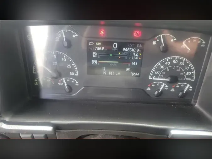 2022 VOLVO VNL740