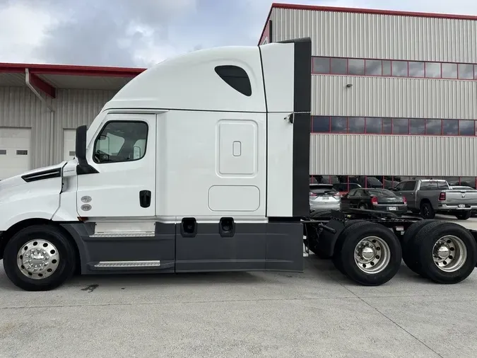 2025 Freightliner Cascadia&reg; Fifth Generation Sleeper Cab Raised Roof 116" / 126" BBC 72"