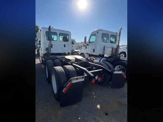 2017 FREIGHTLINER/MERCEDES CASCADIA 113