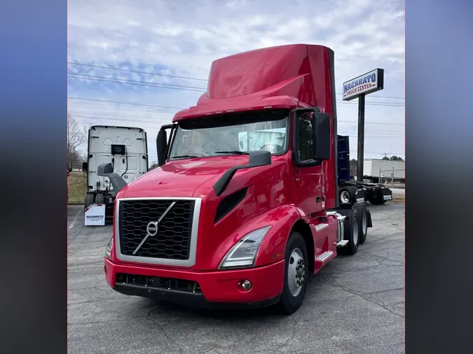 2020 VOLVO VNR64T300