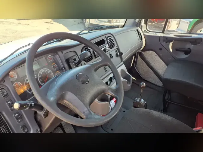2018 FREIGHTLINER/MERCEDES M2 106