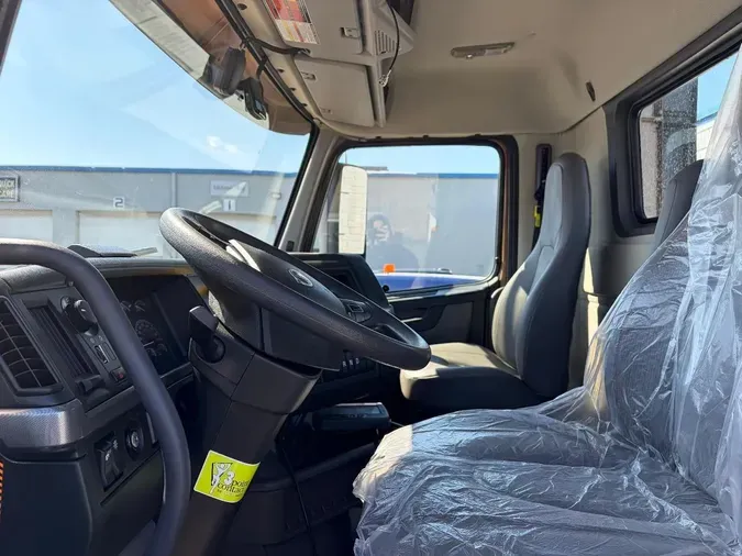 2023 VOLVO VNL64T300