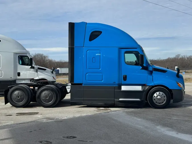 2021 FREIGHTLINER Cascadia 126