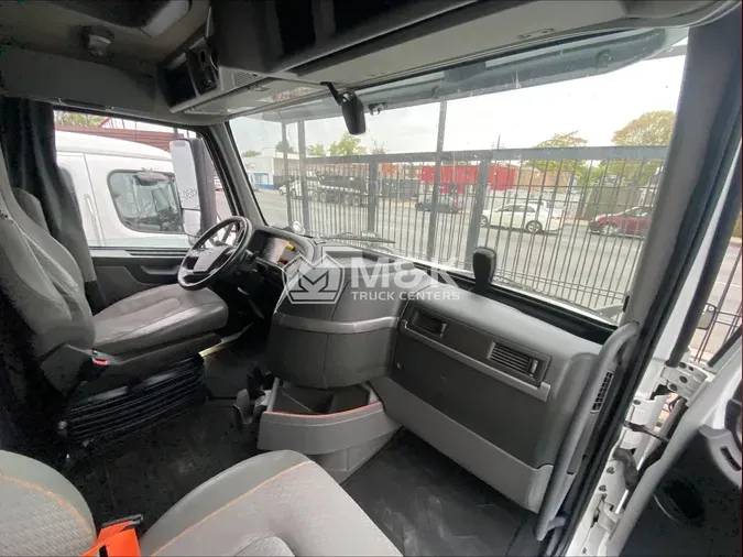 2019 VOLVO VNL64T760