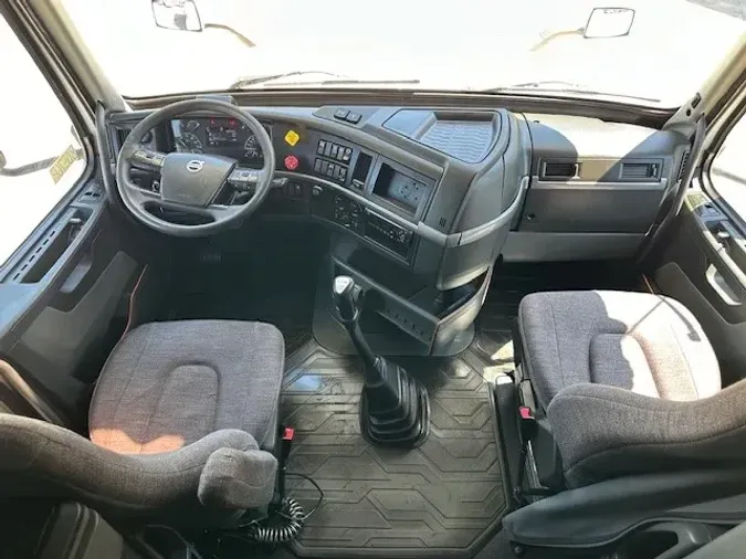 2019 VOLVO VNL64T760