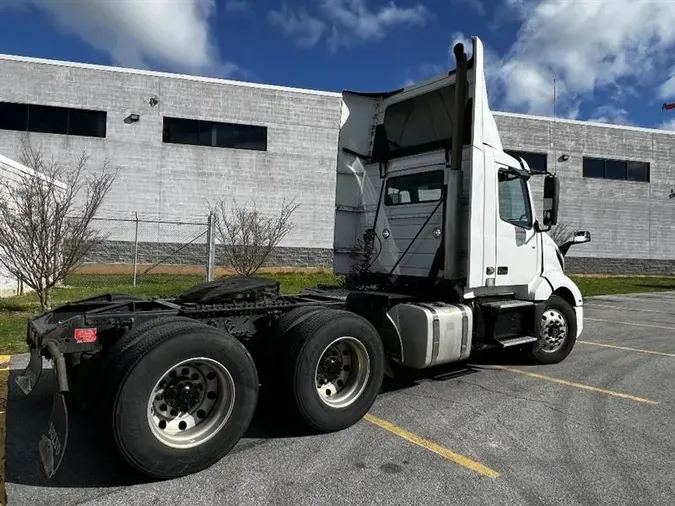 2019 VOLVO VNL300