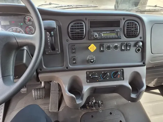 2016 FREIGHTLINER M2 106