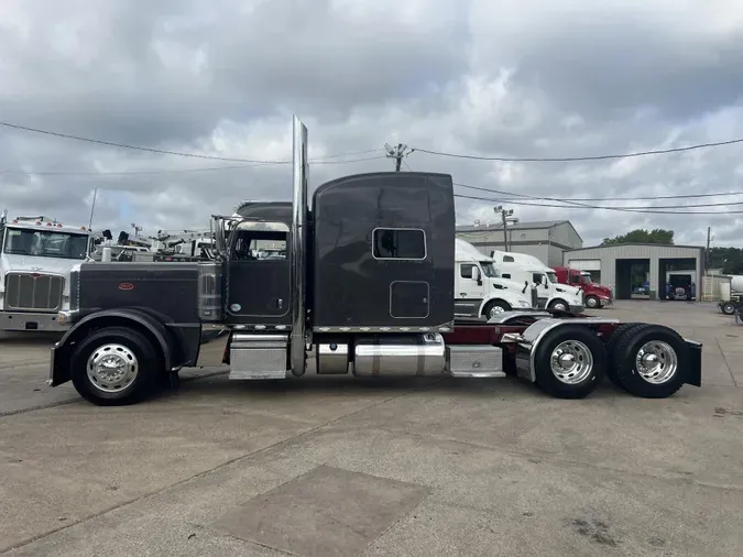 2021 Peterbilt 389