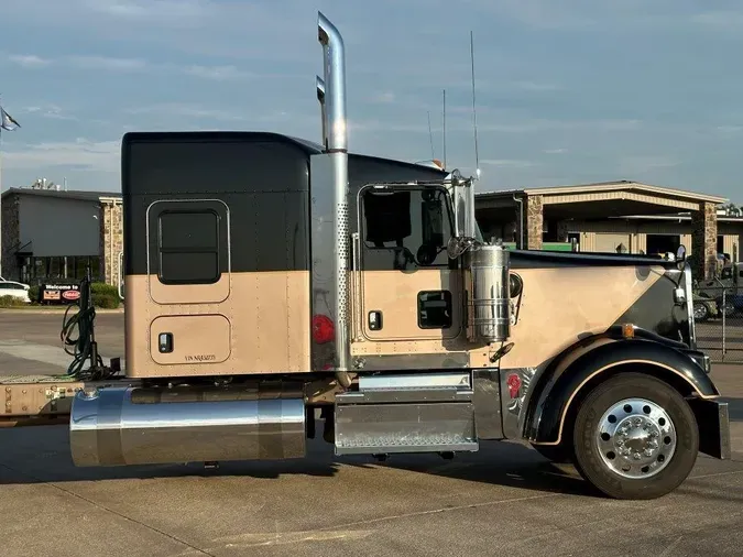 2022 Kenworth W900