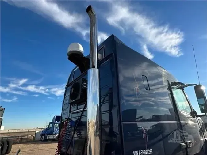 2015 VOLVO VNL64T630