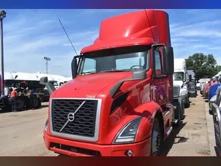2021 VOLVO VNR64T300