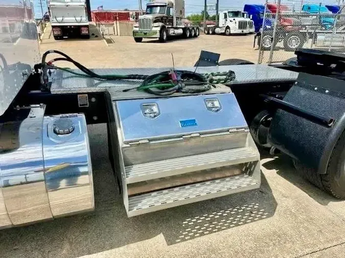 2023 Kenworth W900