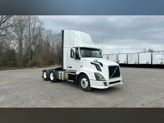 2015 Volvo VNL300