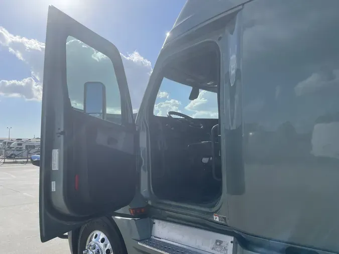 2020 Freightliner Cascadia 126