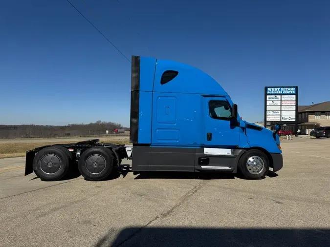 2022 FREIGHTLINER Cascadia 126
