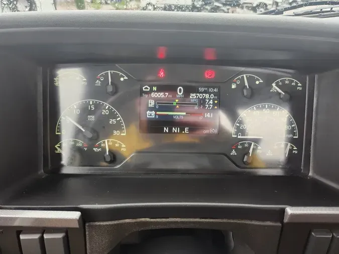 2019 VOLVO VNL64T300