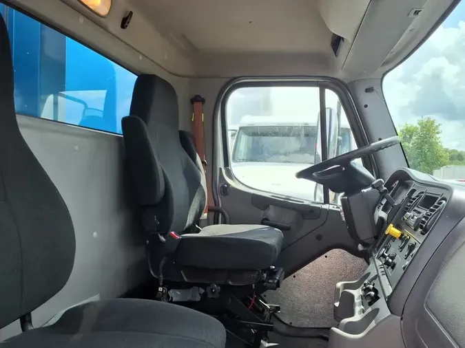 2017 FREIGHTLINER M2 106