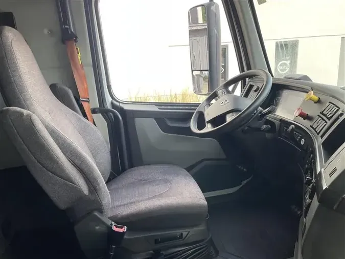 2019 VOLVO VNR640