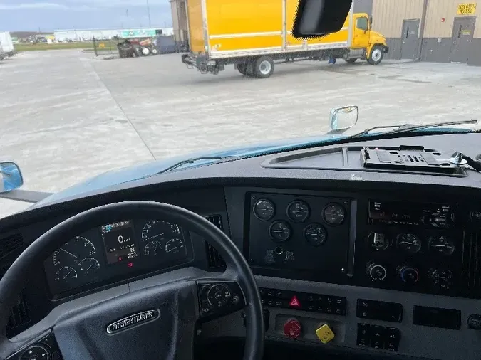 2018 Freightliner T12664ST