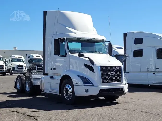 2025 VOLVO VNR64T300