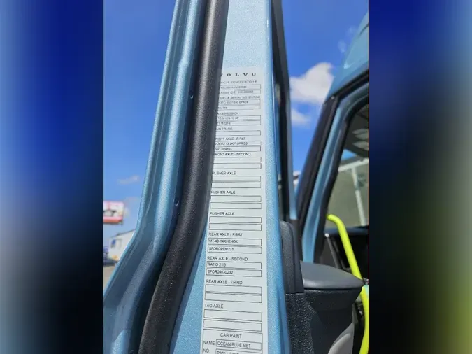 2025 VOLVO VNL64TV04
