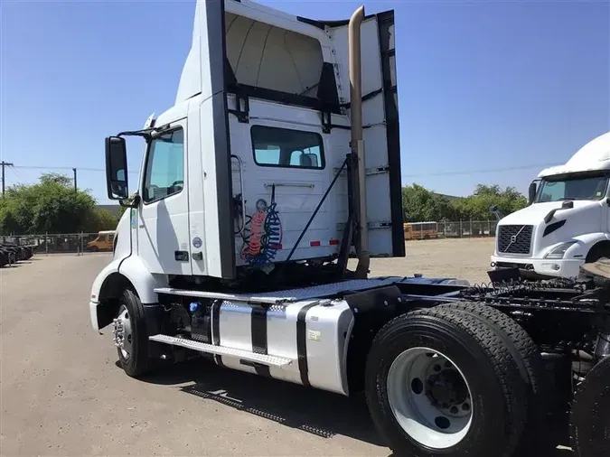 2020 VOLVO VNR300