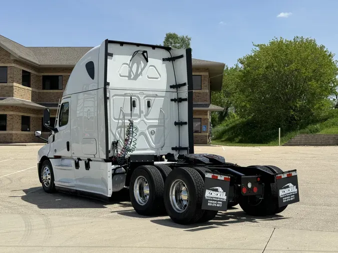 2022 FREIGHTLINER Cascadia 126