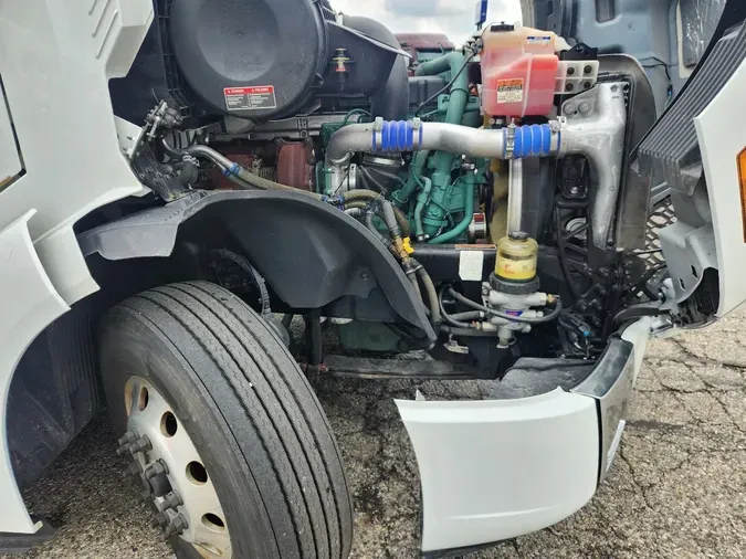 2023 VOLVO VNL64T860