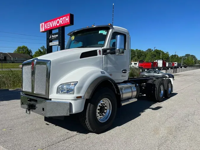 2025 Kenworth T880