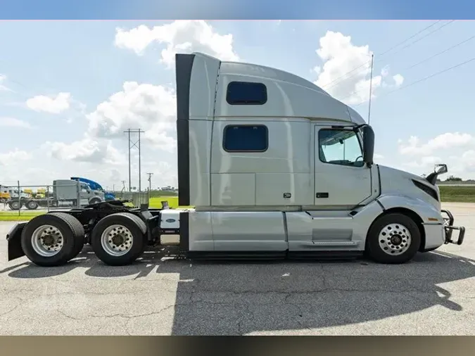 2022 VOLVO VNL64T860