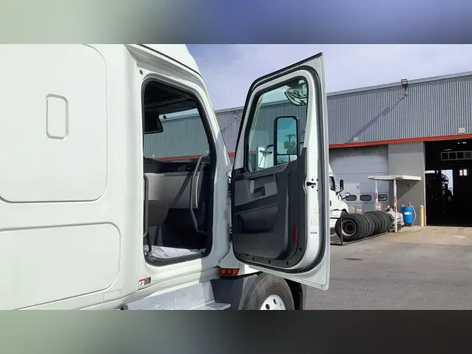 2021 Freightliner Cascadia 126