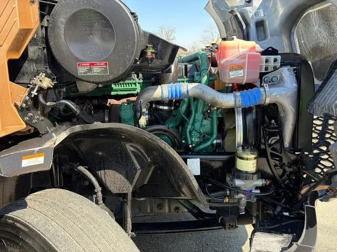 2023 VOLVO VNL64T300