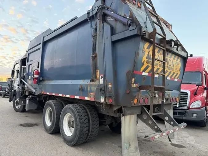 2011 MACK MRU613