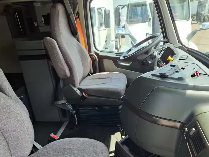 2020 VOLVO VNR64T-640