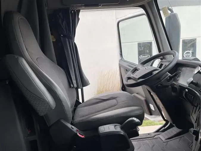 2021 VOLVO VNL64T760