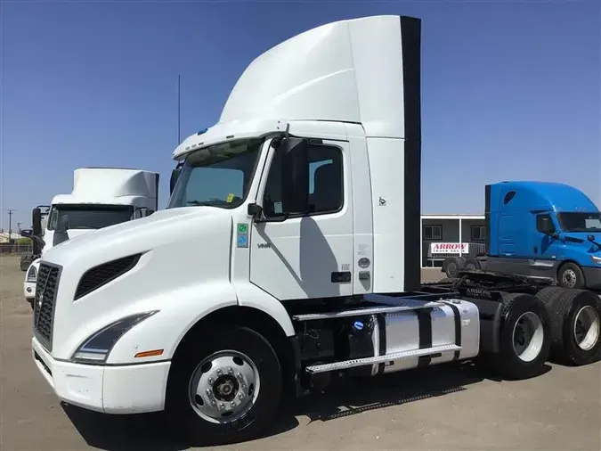 2020 VOLVO VNR300