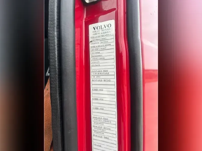 2020 VOLVO VNL64T760