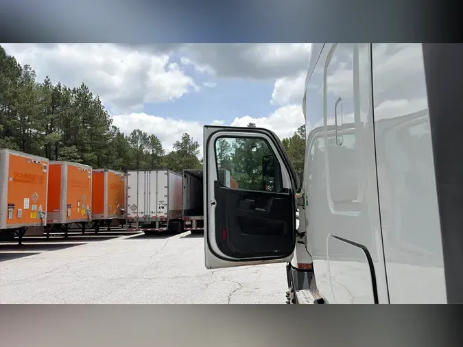 2023 Freightliner Cascadia 126