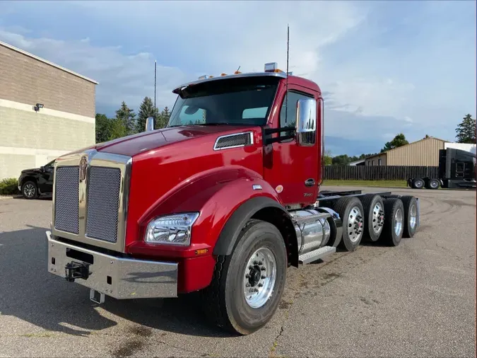 2025 Kenworth T880