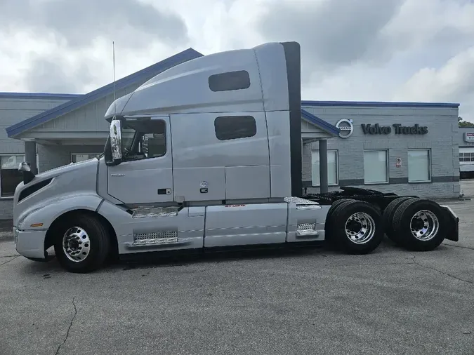 2025 VOLVO VNL64T760