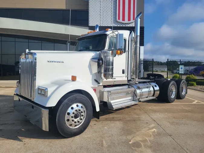 2025 Kenworth W900L