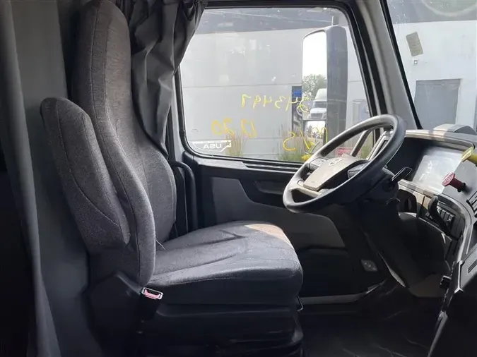 2020 VOLVO VNR640