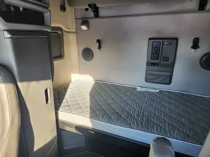 2022 VOLVO VNL64T760